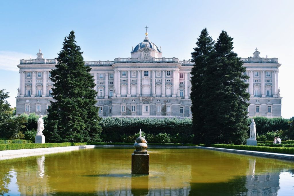 palácio de madrid com características de arquitetura espanhola